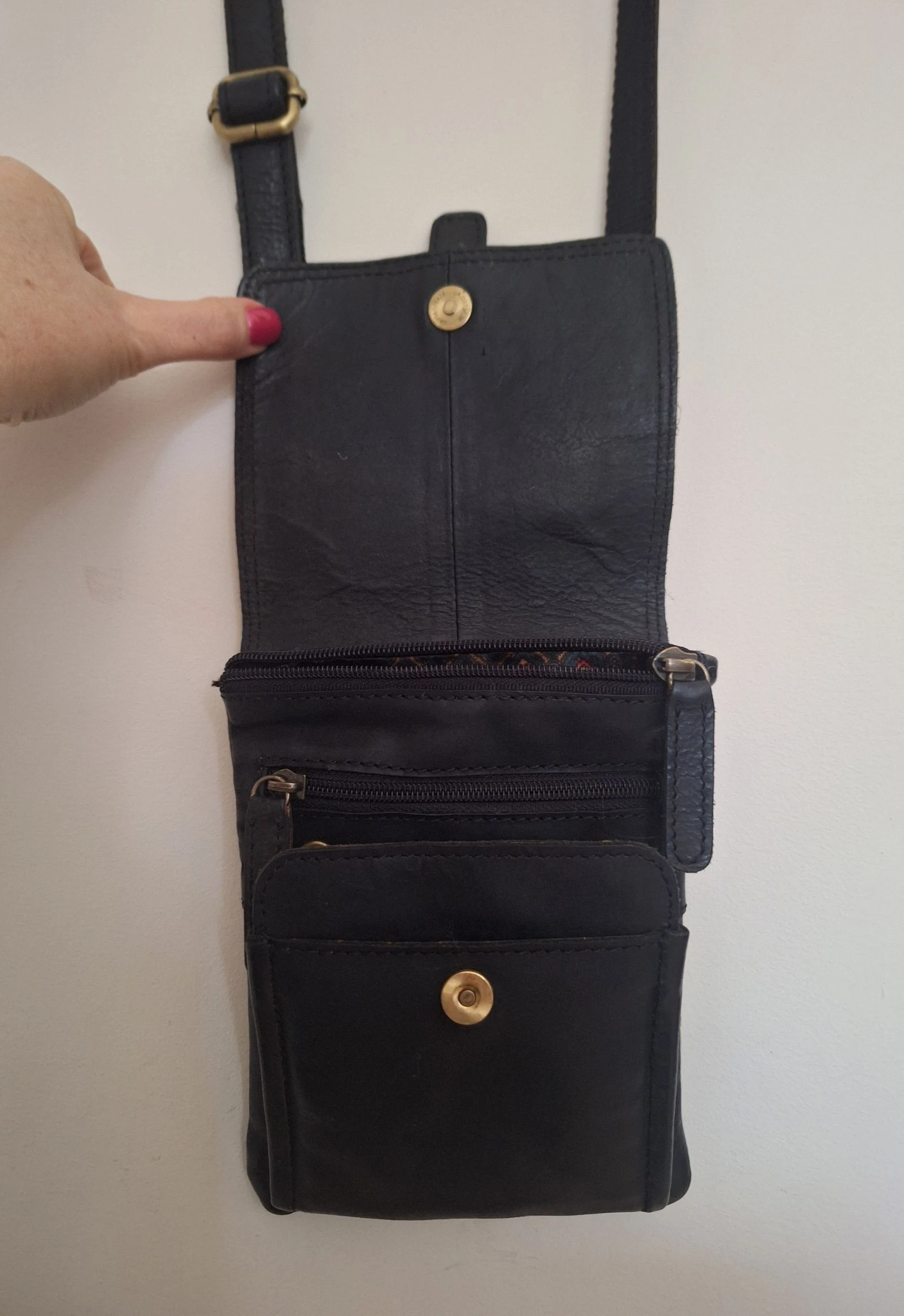 Mini bolso cruzado de cuero negro, compacto, unisex y ajustable – photo 2